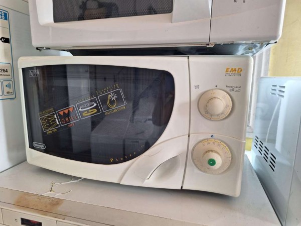 Felújított DeLonghi MW401 mikrohullámú sütő [HFV471] 