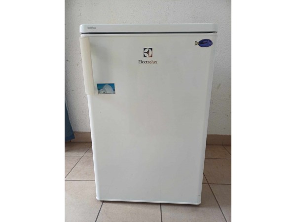 Használt Electrolux ERT1502F0W3 Normál Hűtőszekrény [H16958] 